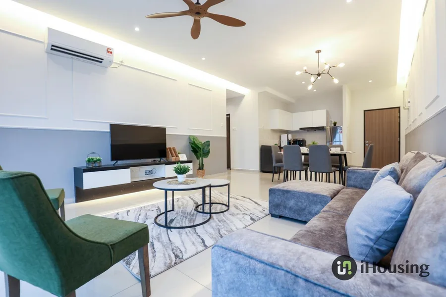 Ruang tamu dan ruang makan iHousing dengan sofa biru, kerusi hijau dan meja makan